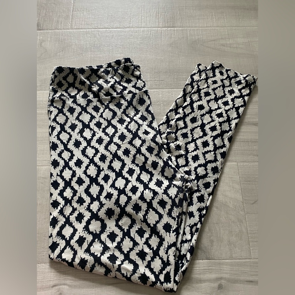 Lularoe Geometric black white leggings toll curvy stretch